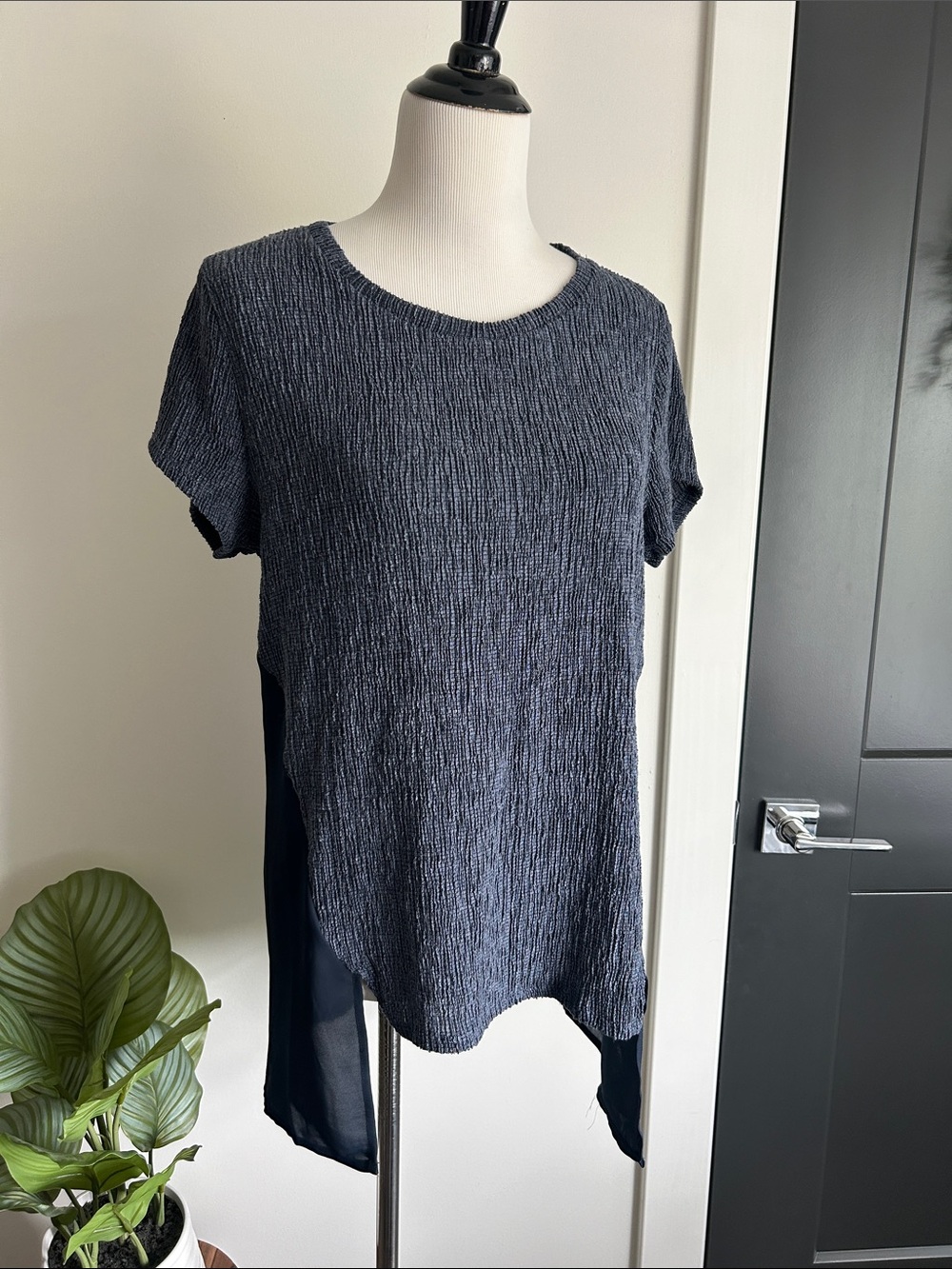 Simply Vera wang L dark gray-blue Textured Short Sleeve Top
